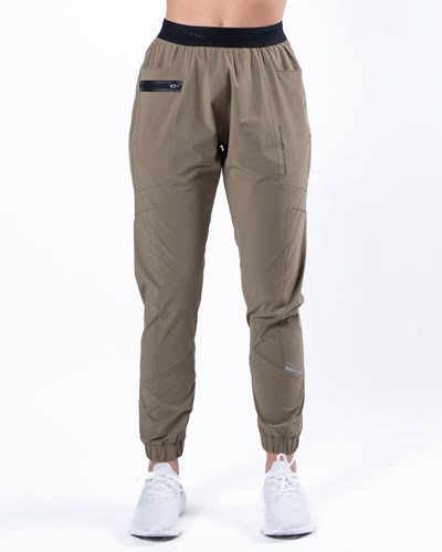 Alphalete Woven 4-Way Stretch 28" Pant Taupe | HD0513928