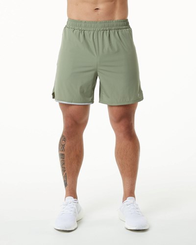 Alphalete Woven 4-Way Stretch 5" Kurzes Hellolivgrün | EJ0693281